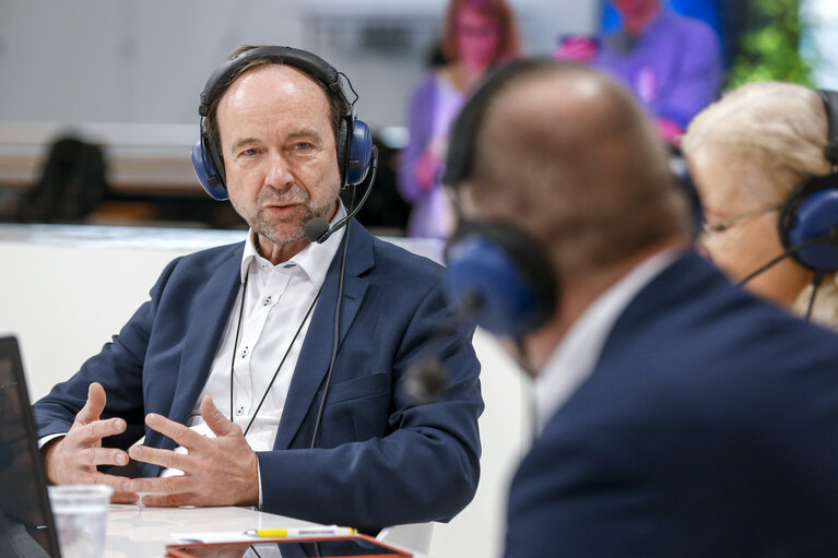 Photo 5: EURANET Citizen's corner - Radio debate