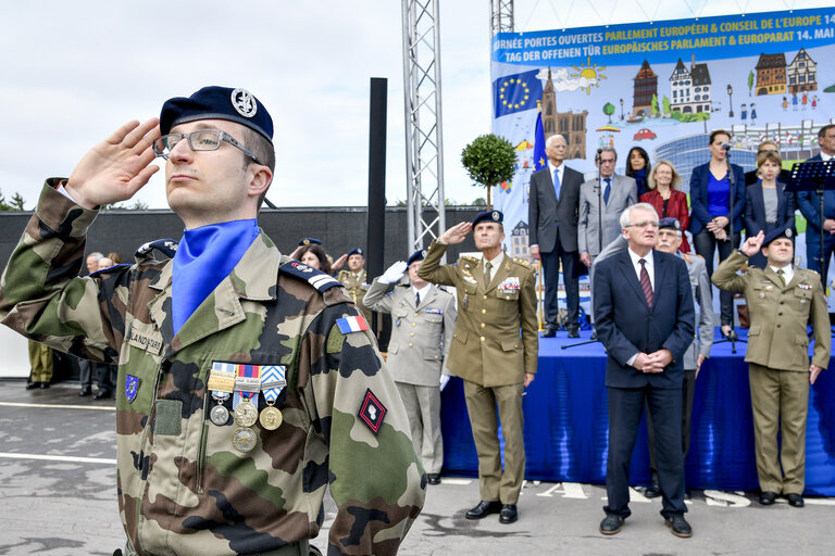 Fotografia 24: Open Day of the European institutions 2017 - Strasbourg -   Raise of the European Union flag by the Eurocorps