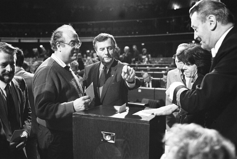 Fotografija 30: MEPs voting during the election of the new EP President in a plenary session in Strasbourg on the 20th of January 1987