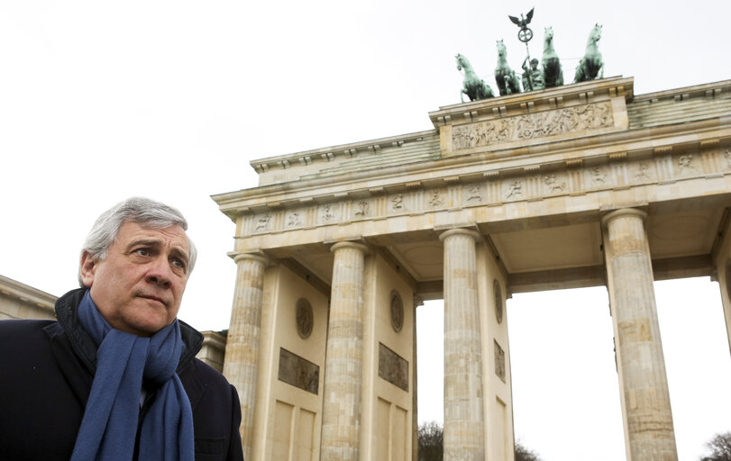 Foto 7: Official visit of the President of the European Parliament to Germany - Antonio TAJANI, president of the European parliament, visits the Brandenburg Gate on February 24, 2017, in Berlin, Germany.