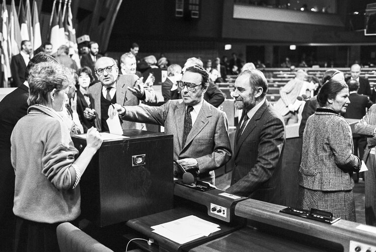 Fotografija 31: MEPs voting during the election of the new EP President in a plenary session in Strasbourg on the 20th of January 1987