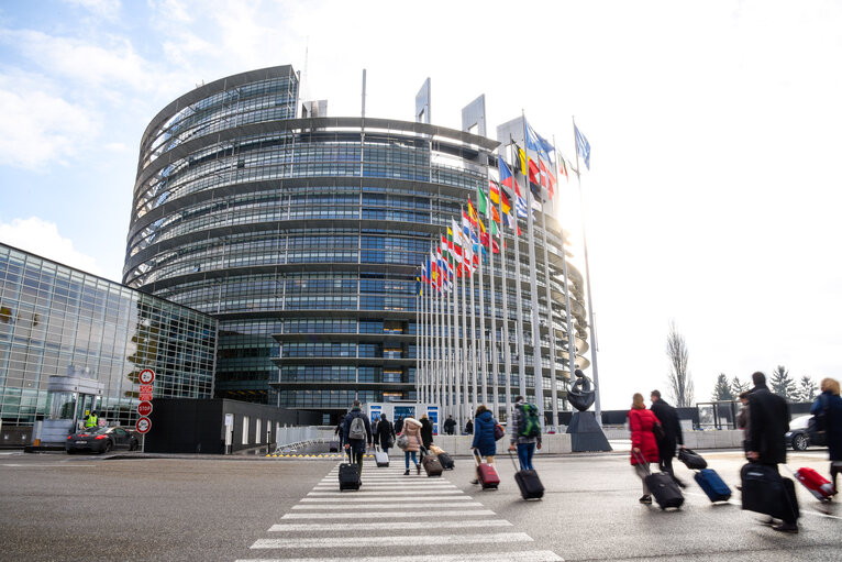 Fotografi 17: Arrival of civil servants by bus from Brussels to Strasbourg