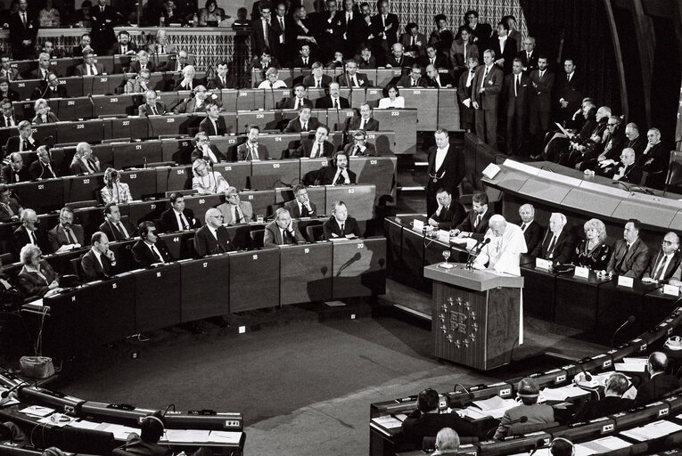 Photo 8 : Visit of Pope John Paul II to the EP in Strasbourg, October 11, 1988.