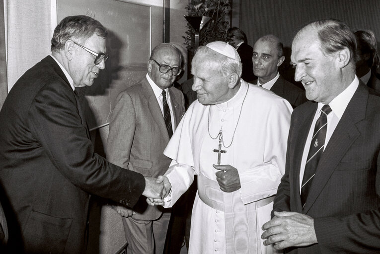 Foto 22: Visit of Pope John Paul II to the EP in Strasbourg.