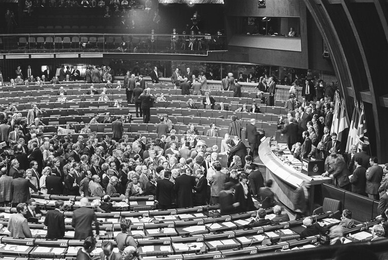 Fotografija 32: MEPs voting during the election of the new EP President in a plenary session in Strasbourg on the 20th of January 1987