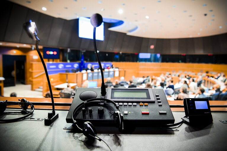 Zdjęcie 1: Stockshot of interpreter in the European Parliament