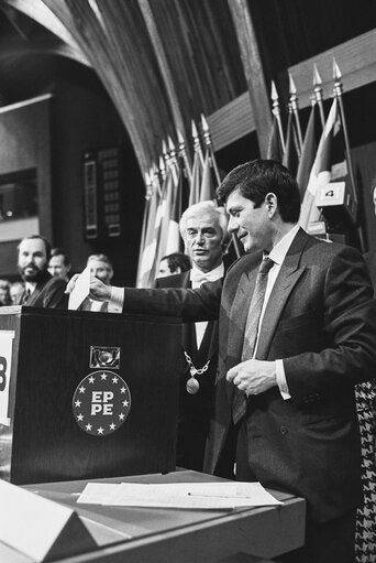 Fotagrafa 33: MEPs voting during the election of the new EP President in a plenary session in Strasbourg on the 20th of January 1987