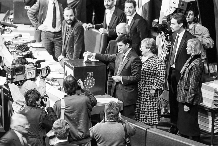 Fotografija 34: MEPs voting during the election of the new EP President in a plenary session in Strasbourg on the 20th of January 1987