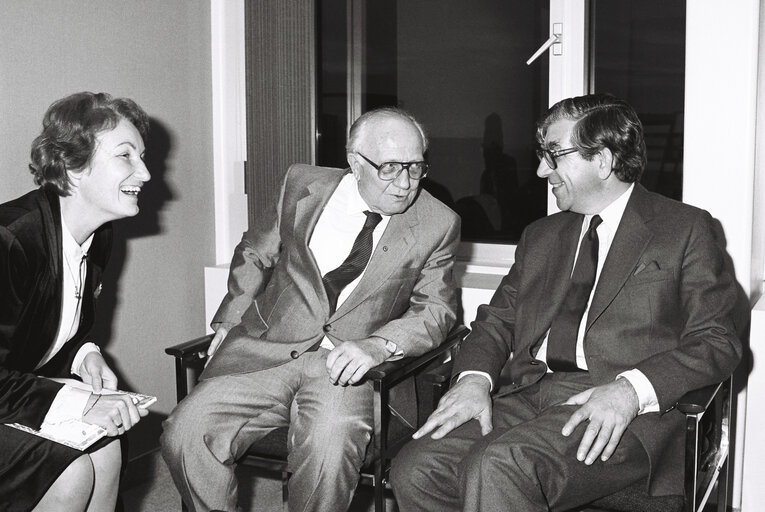 The European Commissioner in charge of Environment, Nuclear Safety and Transport meets with the President of the Volkskammer of East Germany, at the Ep in Strasbourg