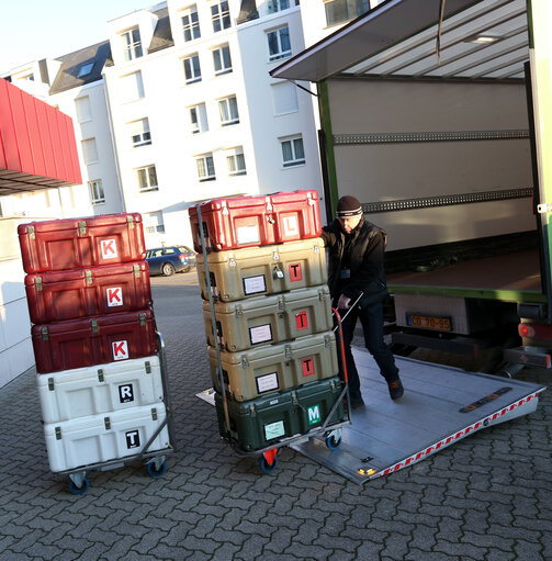 Movers transporting canteens from Strasbourg to Brussels
