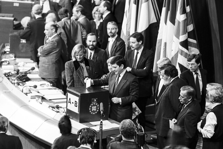 Fotagrafa 19: MEPs voting during the election of the new EP President in a plenary session in Strasbourg on the 20th of January 1987