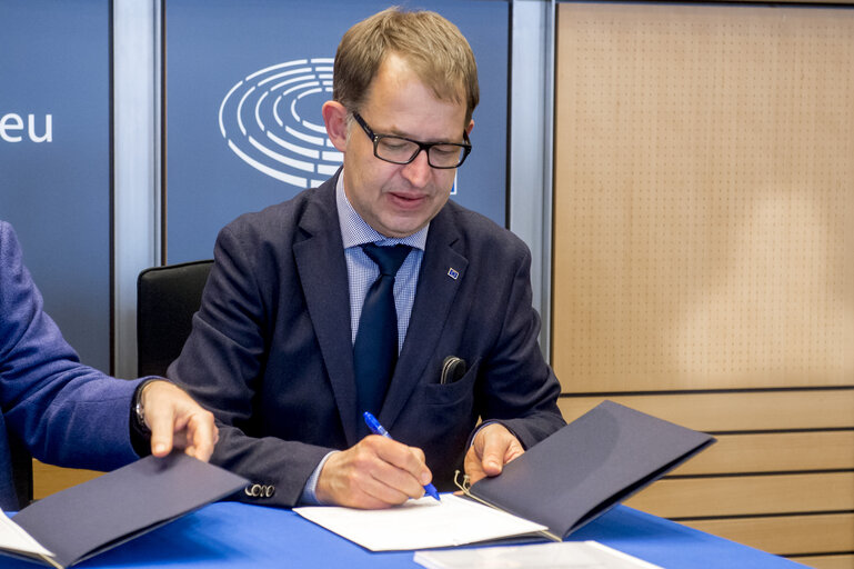 Fotografi 3: Signature ceremony of the joint handbook on the ordinary legislative procedure