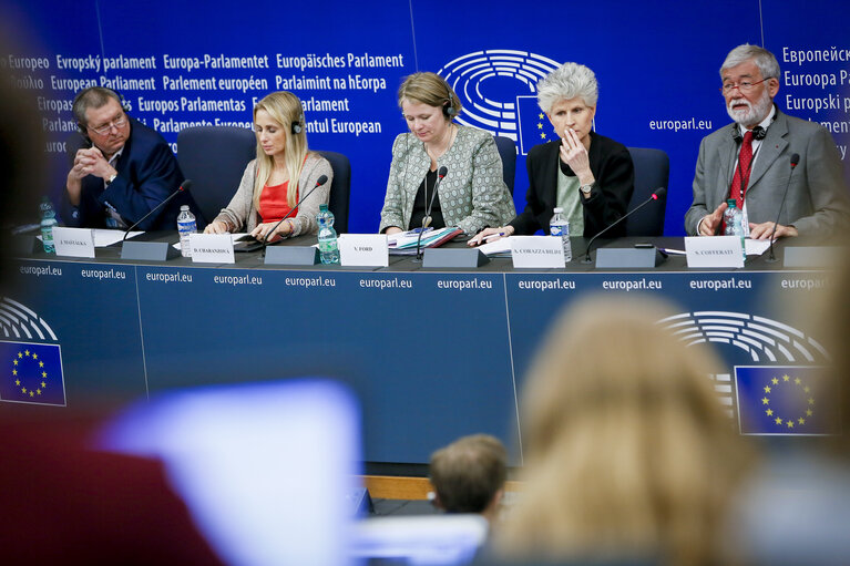 Valokuva 7: Press conference: ' Revision of the EU gun law - outcome of the vote in plenary '