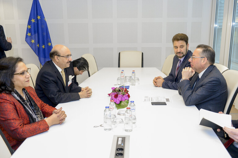 Fotografia 3: Gianni PITTELLA meets with President of Azad Jammu and Kashmir, H.E. Sardar Mohammad Masood Khan