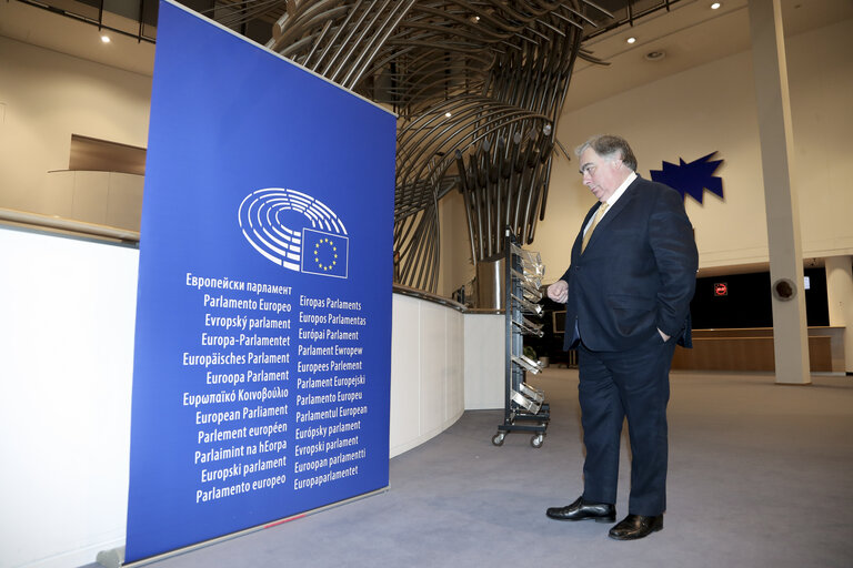 Φωτογραφία 7: MEP John FLACK in the European Parliament in Brussels