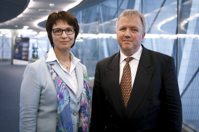 Foto 4: MEPs Arne GERICKE and Ulrike MULLER in the European Parliament in Brussels.