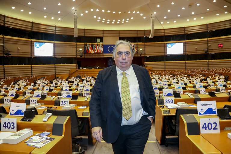 Φωτογραφία 5: MEP John FLACK in the European Parliament in Brussels