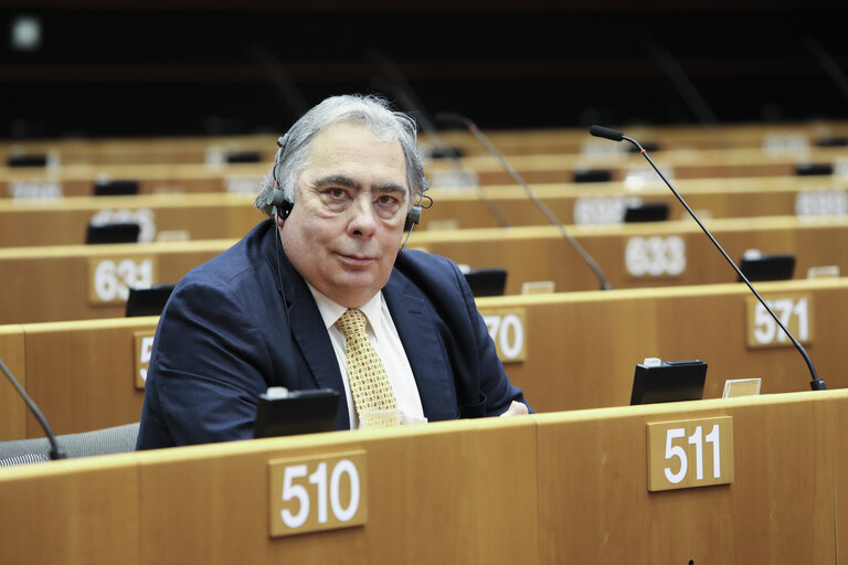 Φωτογραφία 3: MEP John FLACK in the European Parliament in Brussels