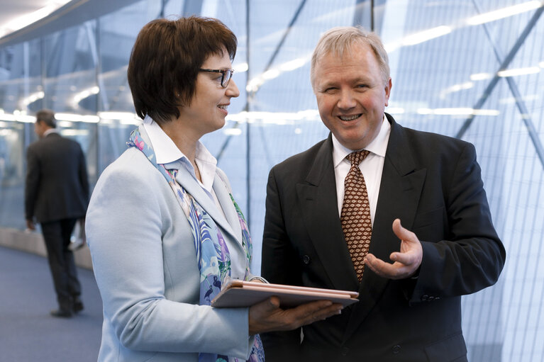 Fotografie 2: MEPs Arne GERICKE and Ulrike MULLER in the European Parliament in Brussels.