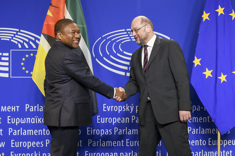 Foto 2: Visit of the President of Mozambique to the European Parliament in Brussel.  Martin SCHULZ - EP President welcomes Filipe NYUSI - President of Mozambique