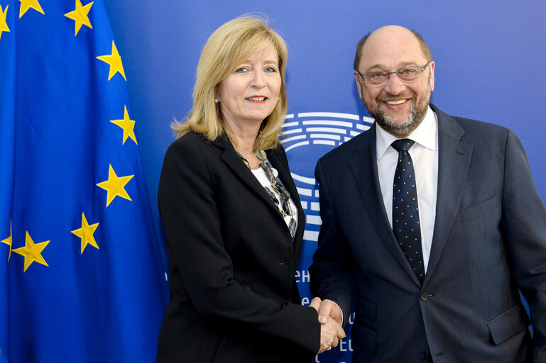 Valokuva 2: Emily O'REILLY - European Ombudsman presents the EO annual report 2015 to Martin SCHULZ - EP President