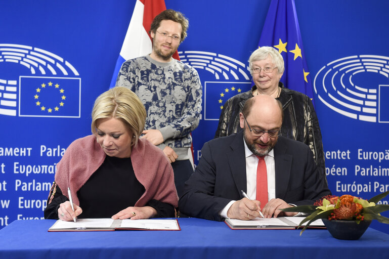 Fotogrāfija 10: LEX signing on Passenger Name Records (PNR) and data protection