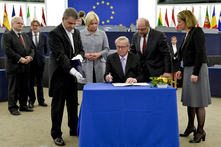 Photo 2: Signature of BLM (Better Law Making) agreement in plenary session week 15 2016 in Strasbourg