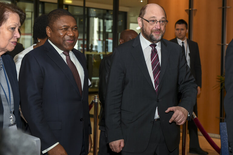 Fotografie 5: Visit of the President of Mozambique to the European Parliament in Brussel.  Martin SCHULZ - EP President welcomes Filipe NYUSI - President of Mozambique