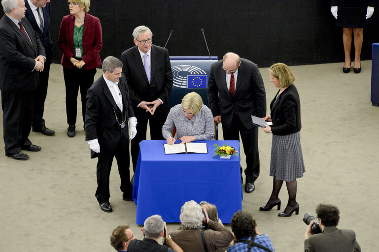 Photo 6: Signature of BLM (Better Law Making) agreement in plenary session week 15 2016 in Strasbourg