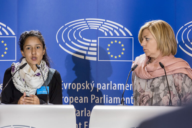 Φωτογραφία 5: Joint press point by Elena VALENCIANO, Chair of EP DROI Committee and by Bertha ZUNIGA CACERES, daughter of Berta CACERES, Honduran environmental activist