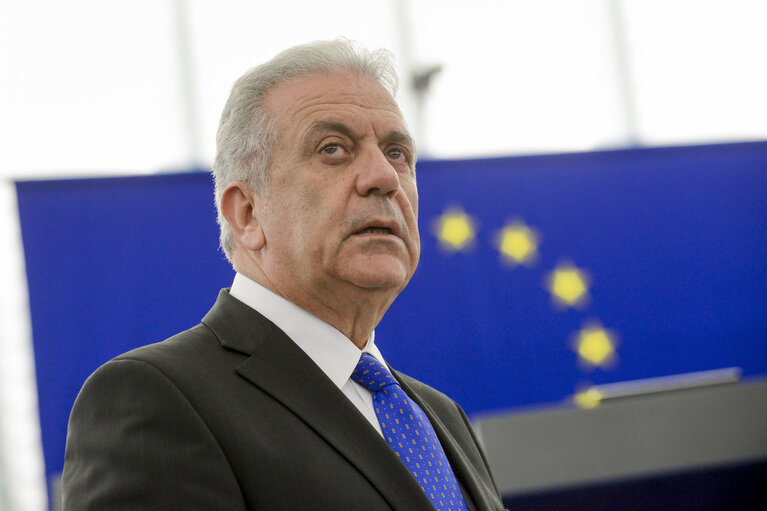 Fotografija 1: Dimitris AVRAMOPOULOS in plenary session week 15 2016 in Strasbourg