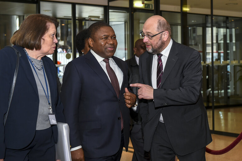 Foto 6: Visit of the President of Mozambique to the European Parliament in Brussel.  Martin SCHULZ - EP President welcomes Filipe NYUSI - President of Mozambique