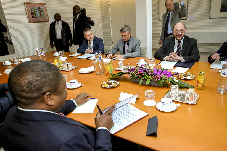 Fotogrāfija 1: Visit of the President of Mozambique to the European Parliament in Brussel.  Signature of the distinguished visitors' book.