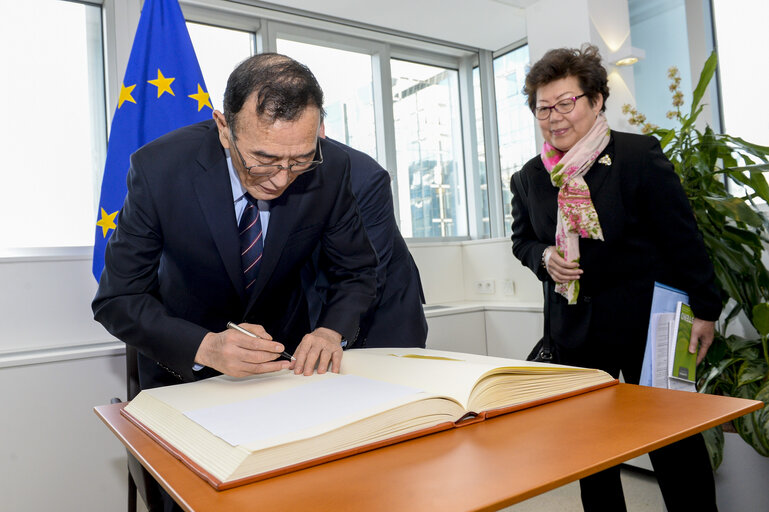 Martin SCHULZ - EP President meets with Qiangba PUNCOG - Vice-Chairman of the Standing Committee of the National People's Congress