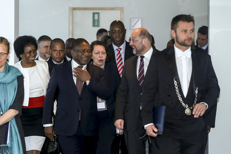 Photo 4 : Visit of the President of Mozambique to the European Parliament in Brussel.  Signature of the distinguished visitors' book.