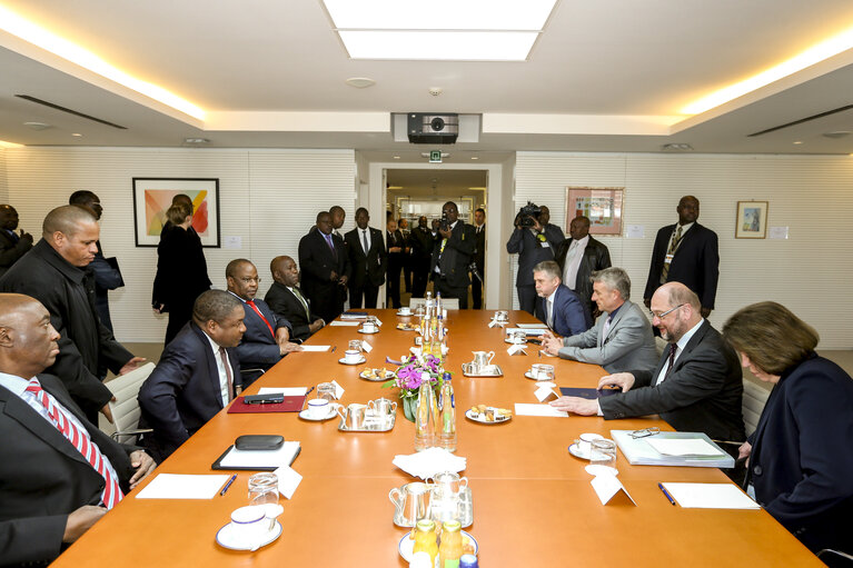 Φωτογραφία 2: Visit of the President of Mozambique to the European Parliament in Brussel.  Signature of the distinguished visitors' book.