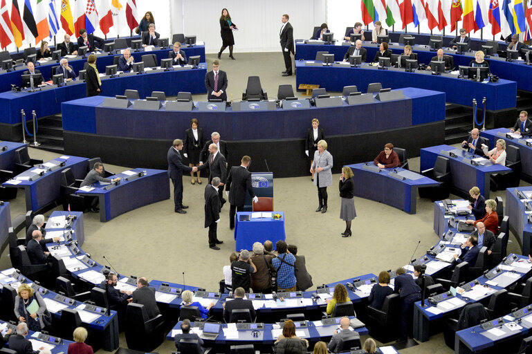 Photo 10: Signature of BLM (Better Law Making) agreement in plenary session week 15 2016 in Strasbourg