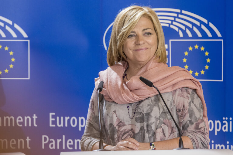 Φωτογραφία 4: Joint press point by Elena VALENCIANO, Chair of EP DROI Committee and by Bertha ZUNIGA CACERES, daughter of Berta CACERES, Honduran environmental activist