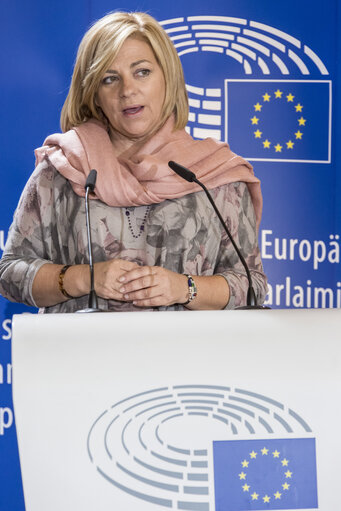 Φωτογραφία 11: Joint press point by Elena VALENCIANO, Chair of EP DROI Committee and by Bertha ZUNIGA CACERES, daughter of Berta CACERES, Honduran environmental activist