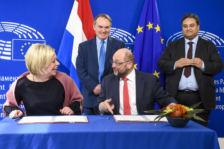 Fotogrāfija 7: LEX signing on Passenger Name Records (PNR) and data protection