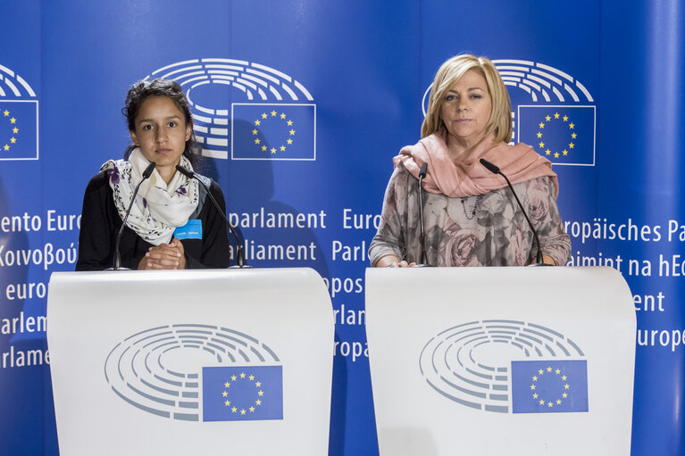 Φωτογραφία 12: Joint press point by Elena VALENCIANO, Chair of EP DROI Committee and by Bertha ZUNIGA CACERES, daughter of Berta CACERES, Honduran environmental activist