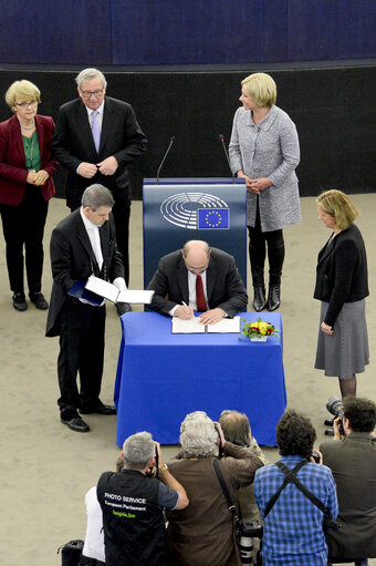 Photo 11: Signature of BLM (Better Law Making) agreement in plenary session week 15 2016 in Strasbourg