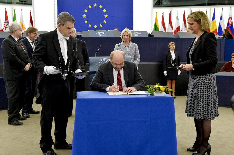 Photo 7: Signature of BLM (Better Law Making) agreement in plenary session week 15 2016 in Strasbourg