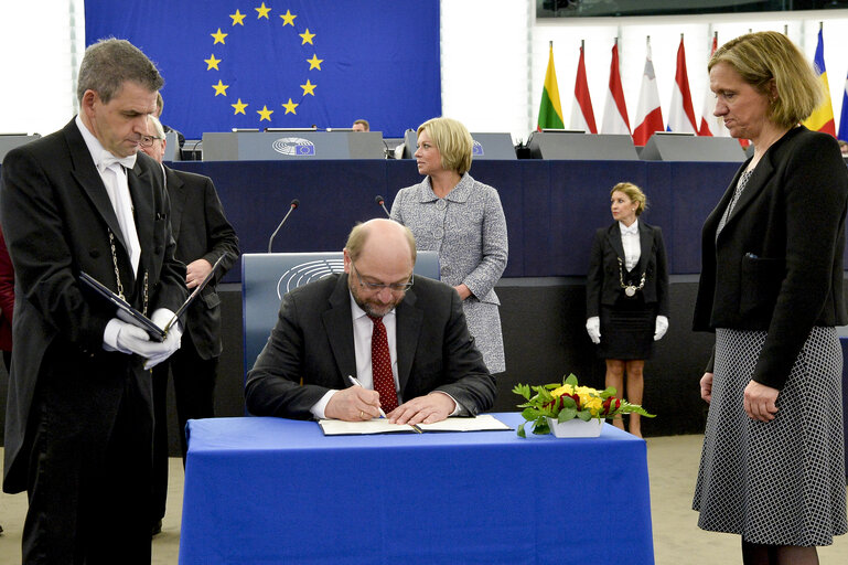 Photo 12: Signature of BLM (Better Law Making) agreement in plenary session week 15 2016 in Strasbourg