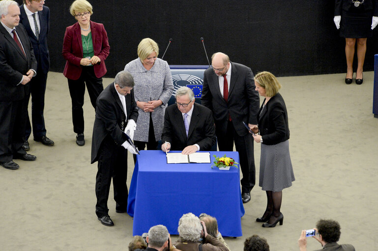 Photo 5: Signature of BLM (Better Law Making) agreement in plenary session week 15 2016 in Strasbourg