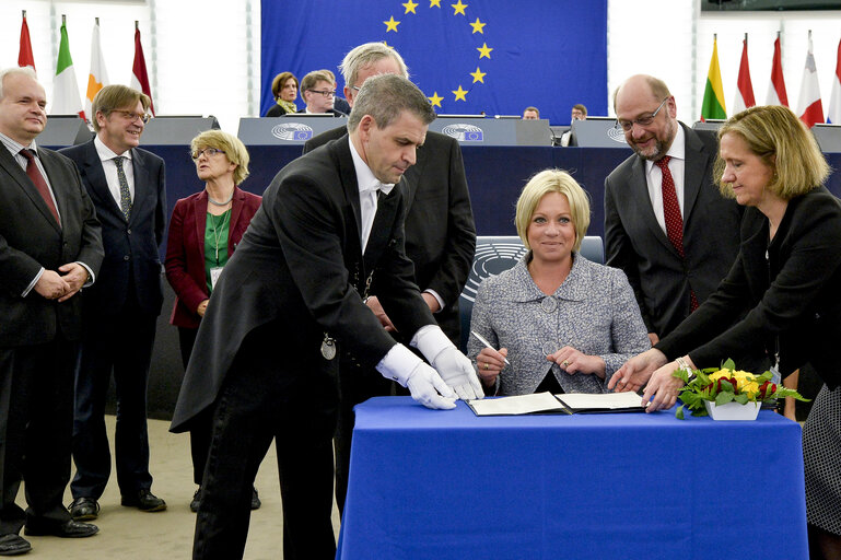 Photo 8: Signature of BLM (Better Law Making) agreement in plenary session week 15 2016 in Strasbourg