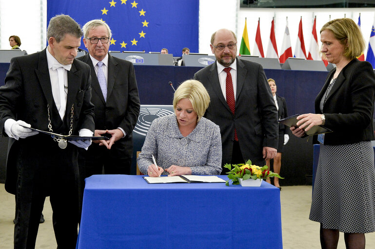 Photo 9: Signature of BLM (Better Law Making) agreement in plenary session week 15 2016 in Strasbourg