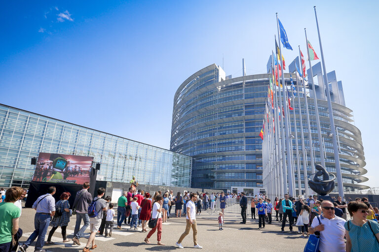 Suriet 27: Open Doors Day in Strasbourg.   General atmosphere shots