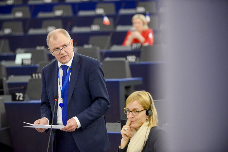 Photo 4 : Plenary session week 15 2016 in Strasbourg - economic growth and youth employment