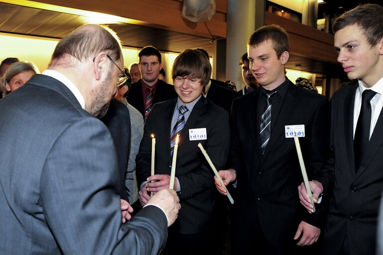 Φωτογραφία 13: Ep President at the ceremony of the handover of the Flame of Peace of Bethlehem to the European Parliament